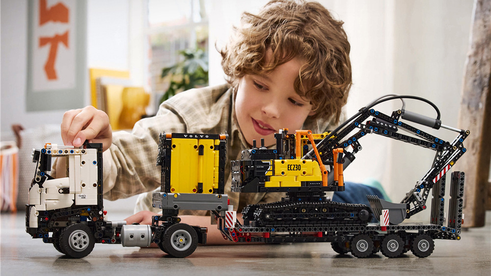 2 274 dílků vytvoří přes 68 cm dlouhý model a aplikace LEGO Builder usnadní stavění i prohlížení ve 3D.