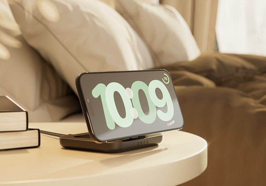 Bezdrátová nabíječka ZENS Magnetic Nightstand nabíjí mobilní telefon