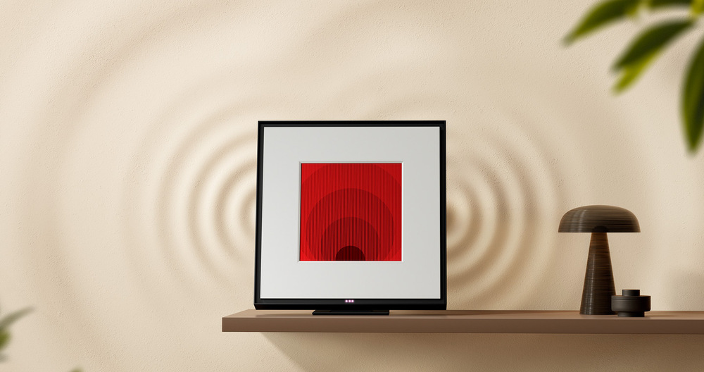 Reproduktory Samsung HW-LS60D, Music Frame (2 ks) černé Samsung HW-LS60D, Music Frame stojí na polici, kroužky na pozadí znázorňují přehrávání hudby