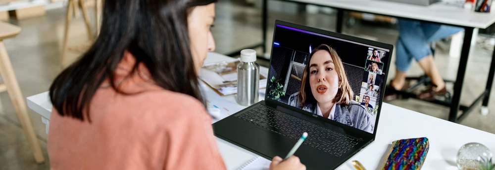USB-C, USB 3.2, HDMI 2.1, Wi-Fi 7 a Bluetooth 5.4 umožní snadné propojení s dalšími zařízeními.