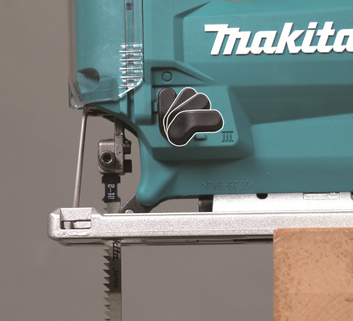 Detailní záběr na připojení pilového plátku Makita DJV186Z
