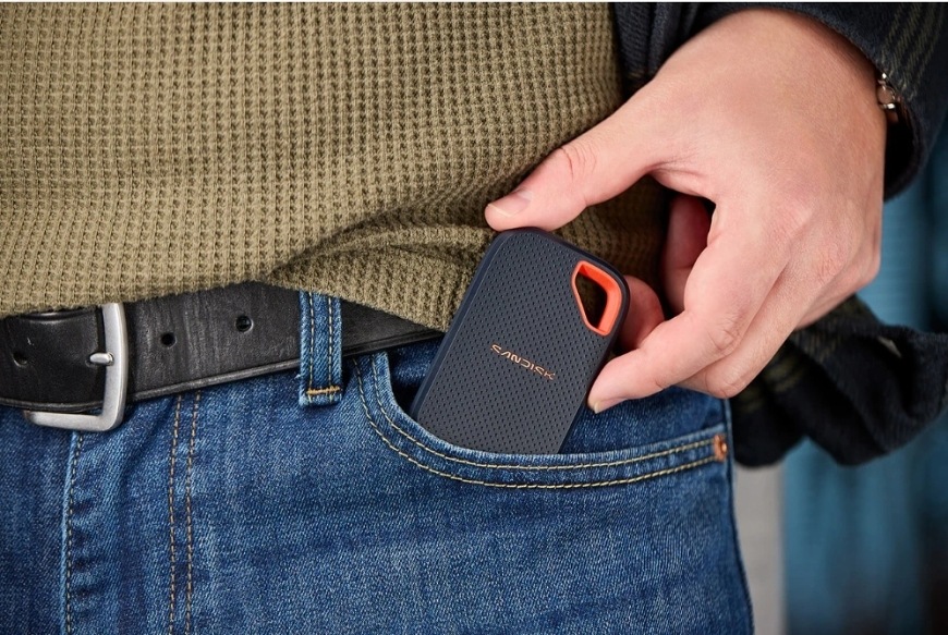 SSD externí SANDISK Extreme Portable 2TB, USB-C Gen2x2 černý Kompaktní SSD vložené do kapsy kalhot