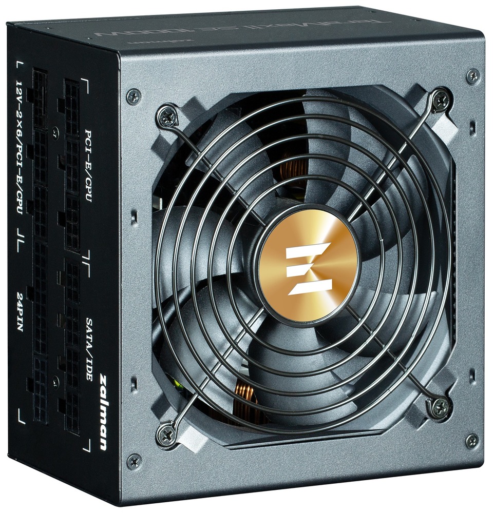 Zdroj Zalman TeraMax II SE 750W (ZM750-TMX2SE) černý Na obrázku je napájecí zdroj Zalman focený šikmo zepředu. Na pravé straně je velký černý ventilátor krytý kulatou kovovou mřížkou, uprostřed se zlatým logem značky. Na levé boční straně je vidět modulární panel s konektory pro kabely, popsaný pro 24pin, PCI-E/CPU, SATA/IDE a 12V-2x6. Zdroj působí robustně, technicky a je určený pro výkonnou počítačovou sestavu.