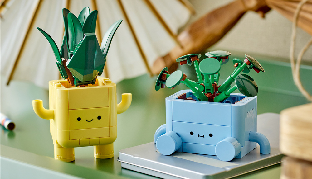 Veselé rostlinky LEGO tvoří dvojici dračince a pily v barevných květináčích s veselými obličeji.