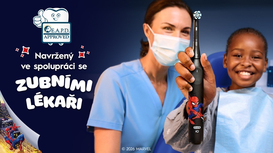 Zubní kartáček Oral-B iO Kids 6+ Spiderman + Cestovní Pouzdro černý Žena je vedle dítěte a to drží v ruce kartáček.