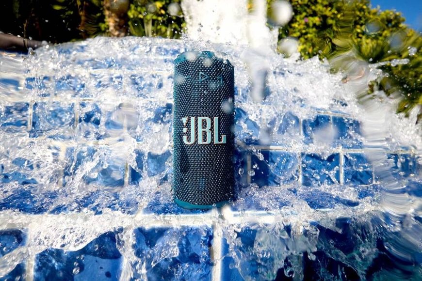 Přenosný reproduktor JBL GRIP ve stříkající vodě