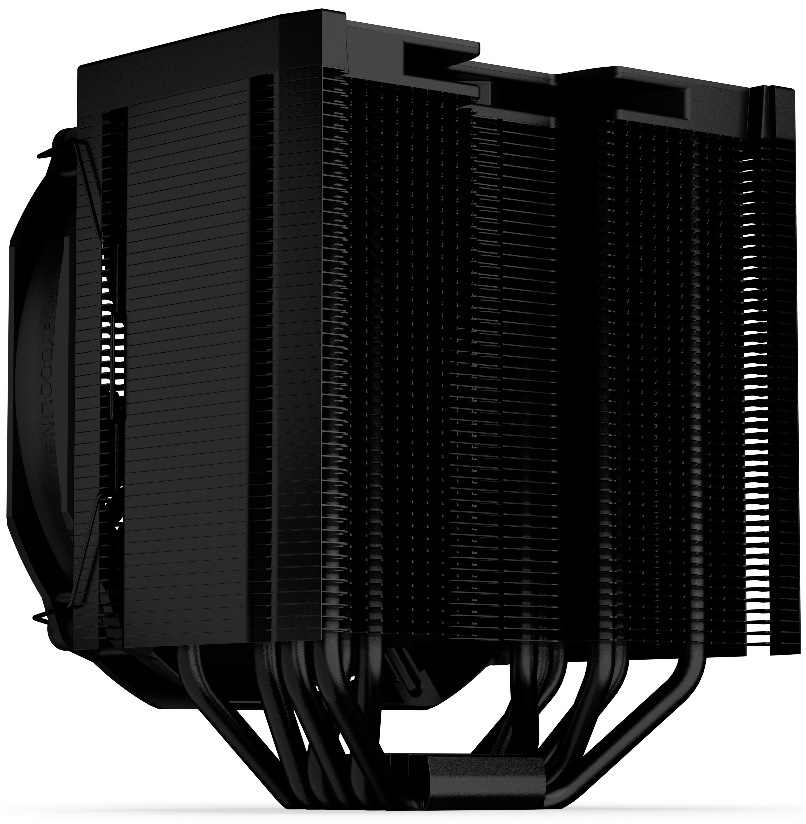 Na obrázku je chladič CPU ENDORFY Fortis 5 Black z bočního pohledu. Vidíte hlavně dva vedle sebe stojící bloky hustých černých kovových žeber (dvojitá „věž“). Na levé straně je částečně vidět ventilátor přichycený drátěnými sponami. Dole vyčnívá šest zahnutých černých trubiček (heatpipe), které odvádějí teplo od procesoru do obou bloků žeber.