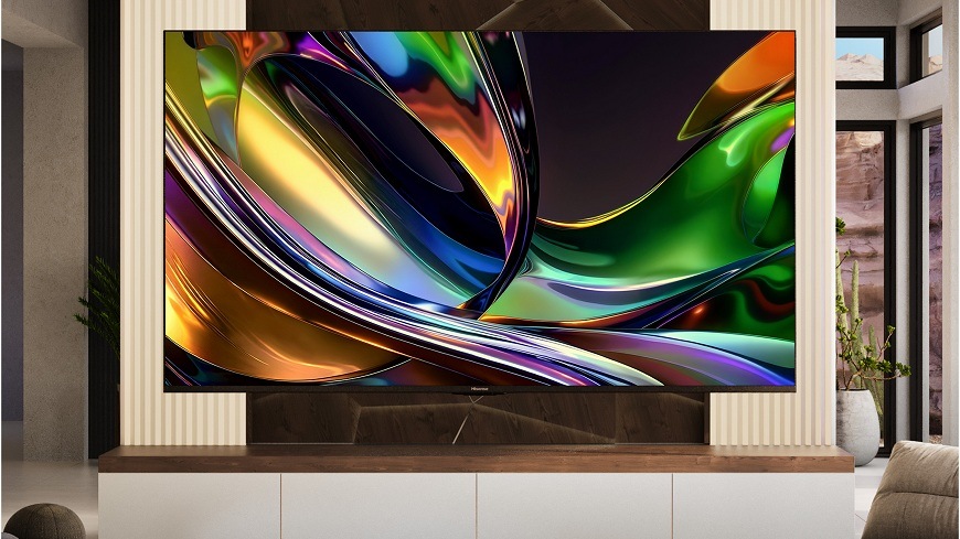 Televize Hisense 55UR8S Televize Hisense 55UR8S visí na stěně v obývacím pokoji