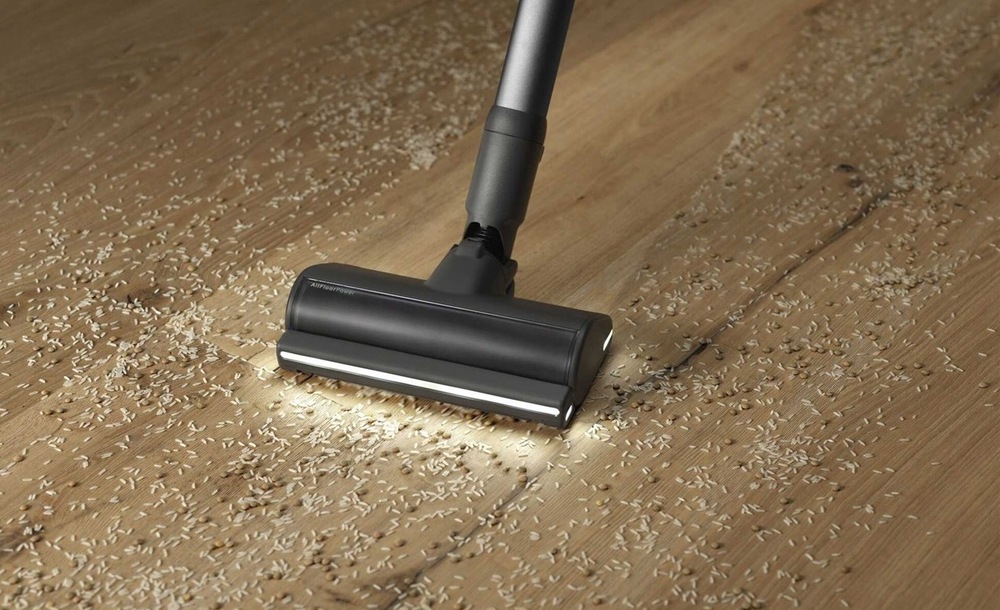 Hubice AllFloor Power odstraňuje nečistoty z tvrdé podlahy.