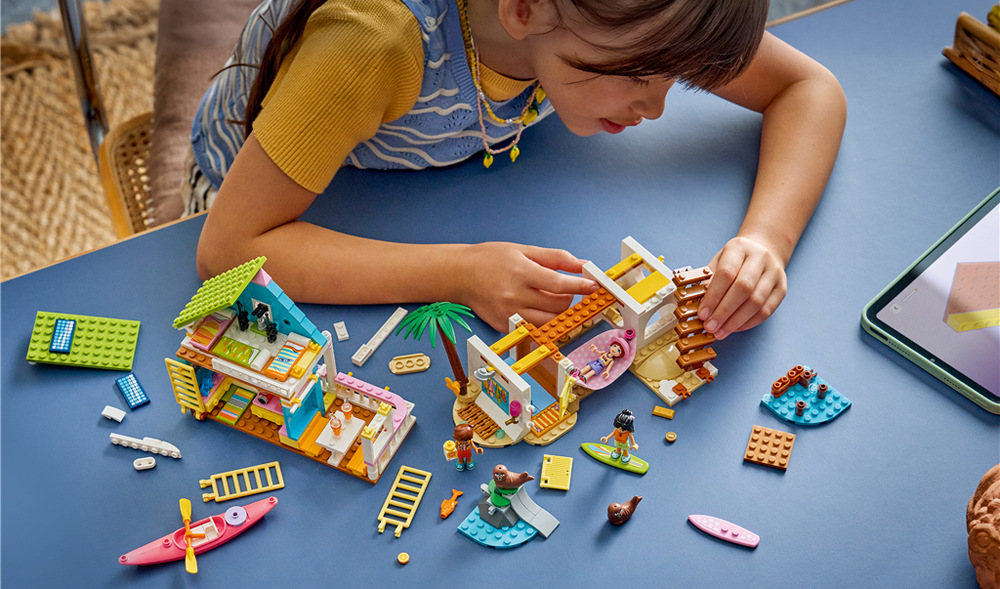 Stavebnice LEGO® Friends 42699 Plážový dům s tuleni Dva tuleni zvou děti k objevování mořských zvířat a vymýšlení příběhů z prázdninové pláže.