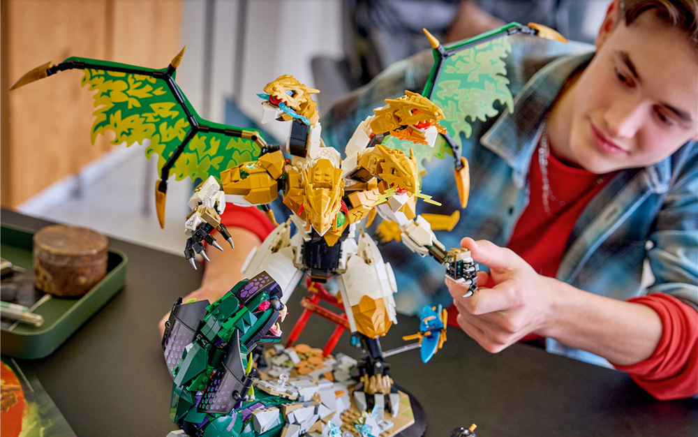 Stavebnice LEGO® NINJAGO® 71872 Ultra dračí souboj Stavění 2 178 dílků a 3D návody v aplikaci LEGO Builder potěší fanoušky propracovaných fantasy modelů.