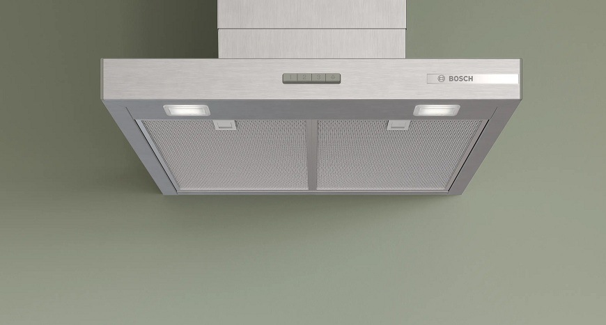 Přední pohled na odsavač par Bosch DWB63BC30 na zelené zdi