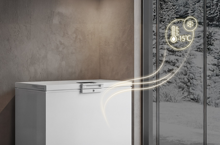 Mraznička Whirlpool W3RHS19EW2 bílá Pultová mraznička ve sklepě s výhledem na zasněžený les