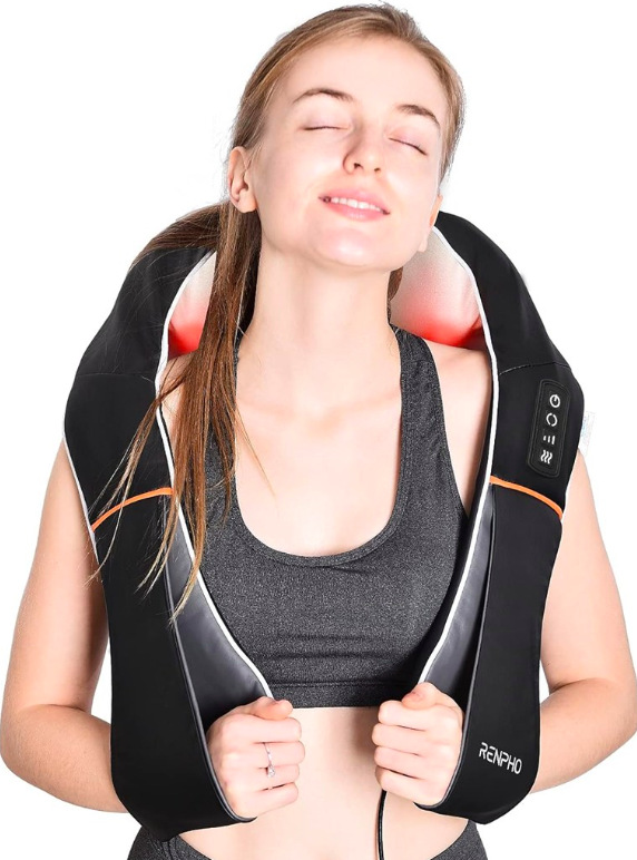 Žena používá masážní límec RENPHO SNM060 na krk s vyhříváním při relaxaci