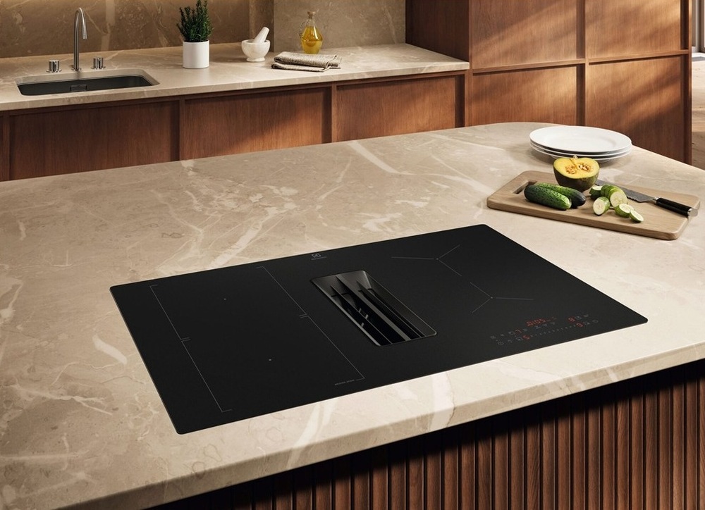  indukční deska s odsáváním Electrolux ECC83410CT série 600 SaphirMatt SE v kuchyni