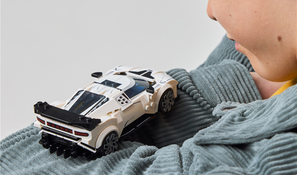 Stavebnici můžete spojit s dalšími vozy LEGO Speed Champions a vytvořit vlastní automobilovou kolekci.