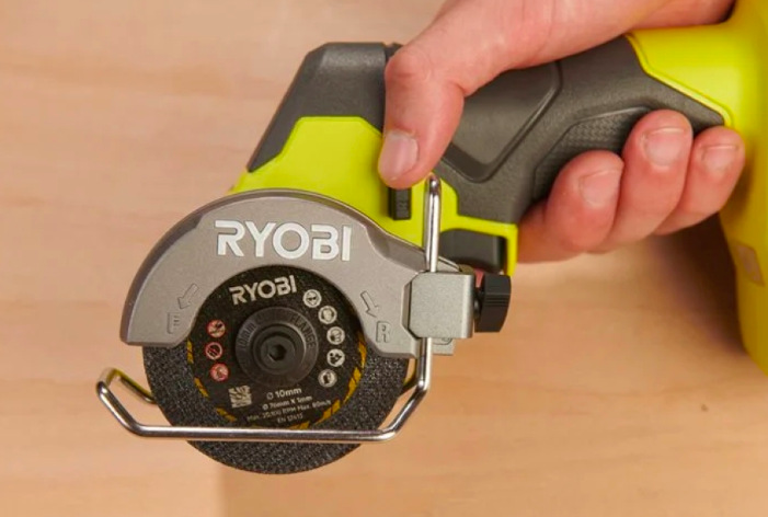 Detail řezného kotouče úhlové brusky Ryobi ONE+ RCT18BL-0 s ochranným krytem