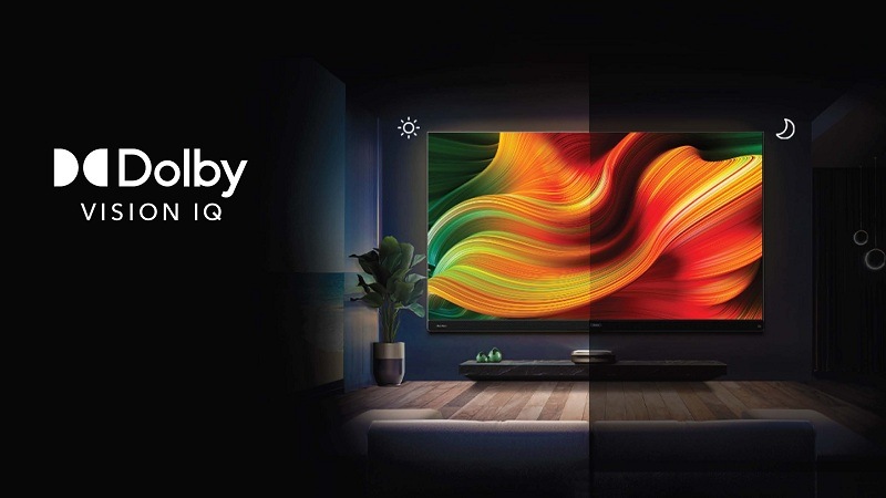 Televize Haier H65C95EUX s barevnými přechody na obrazovce. na levé polovině je zvýšený jas a na pravé ztmavený. obraz podle okolního světla