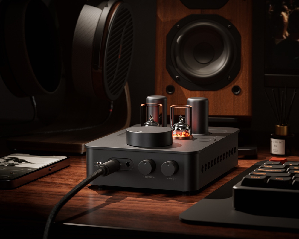 Sluchátkový zesilovač Fosi Audio GR70 černý Lampový zesilovač Fosi Audio GR70 se zapojenými sluchátky na stole mezi audio sestavou.