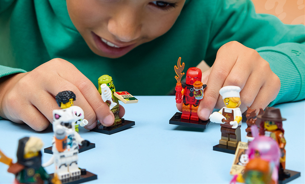 Stavebnice LEGO® Minifigurky 71052 29. série Každá minifigurka LEGO má tematický doplněk, který děti mohou využít při vymýšlení vlastních příběhů.