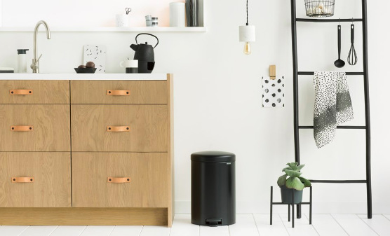 Odpadkový koš Brabantia NewIcon 20 l, matt black černý Odpadkový koš Brabantia NewIcon 20 l, matt black