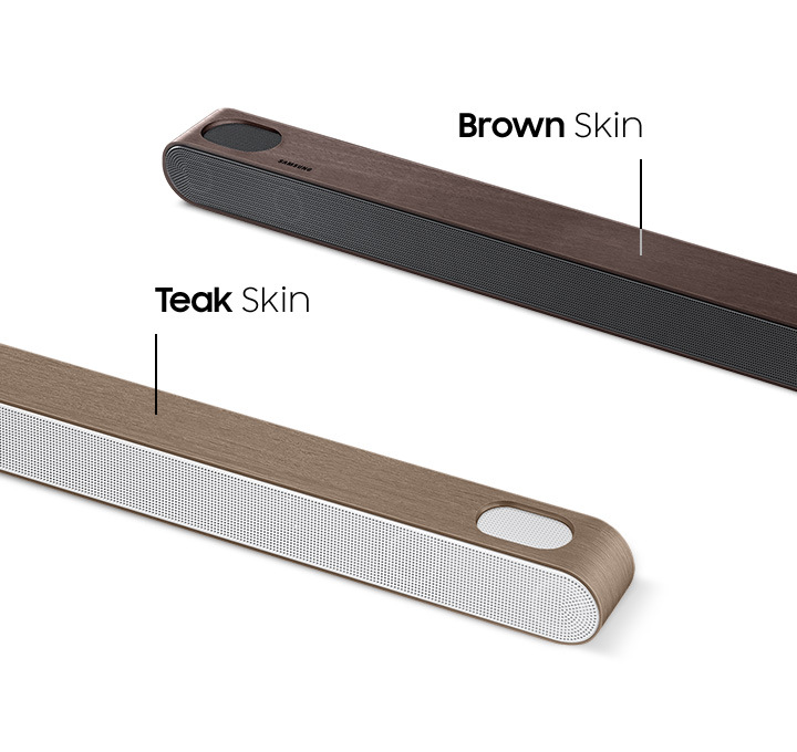 Dva reproduktory Samsung leží za sebou, oba mají kryty, přední soundbar má kryt s popiskem Teak Skin, zadní soundbar má kryt s popiskem Brown Skin