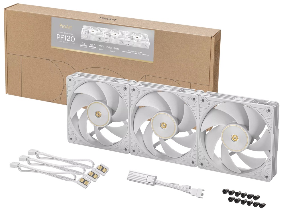 Ventilátor Asus ProArt PF120 White 3in1, 120 mm, 3 ks bílý Na obrázku je sada Ventilátor Asus ProArt PF120 White 3in1 včetně balení a příslušenství. Vzadu je hnědá kartonová krabice s nápisem ProArt PF120 (3 Pack). Před ní jsou tři bílé ventilátory spojené vedle sebe do jedné řady; každý má široké bílé lopatky a zlatavý kroužek uprostřed. Dole jsou přiložené propojovací kabely s kontaktními konektory pro řetězení ventilátorů a také sada černých montážních šroubků.