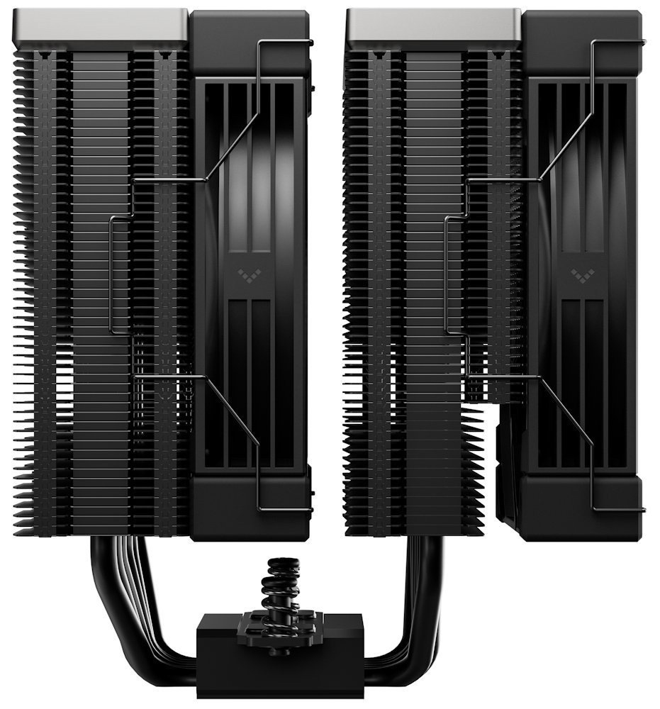 Na obrázku je chladič CPU DeepCool AK620 G2 DIGITAL NYX z boku. Jsou vidět dvě vysoké věže z hustých černých kovových žeber a na nich nasazené dva černé ventilátory, přichycené drátěnými sponami. Dole je montážní základna a vyčnívá šest zahnutých trubiček (heatpipe), které vedou teplo od procesoru do obou věží.