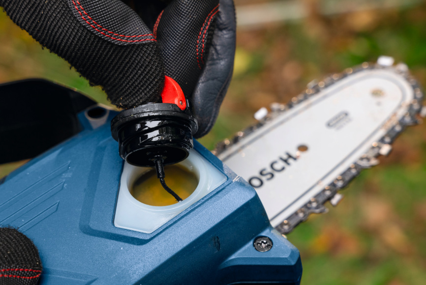 Detail doplňování oleje do řetězu pily Bosch Professional GKE 18V-15