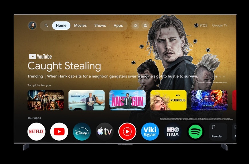 Domovská obrazovka Google TV na televizi TCL 65C7L s aplikacemi Netflix, YouTube, Disney+ a dalšími streamovacími službami.