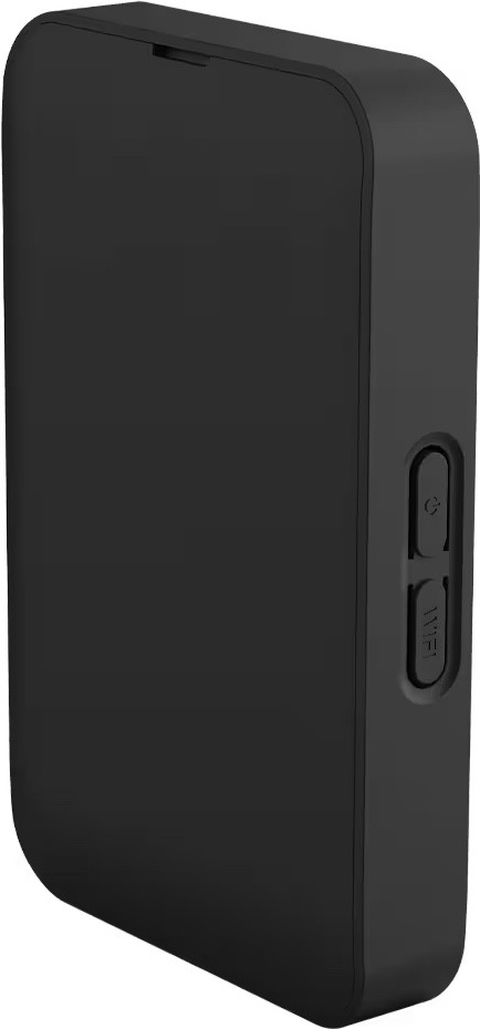 Přenosný hotspot Strong 4G+MIFI900 bez displeje černý Na obrázku je přenosný hotspot Strong 4G+ MIFI900 v černém provedení zachycený šikmo zezadu. Zadní strana je úplně hladká a bez displeje, s jemně zaoblenými rohy. Na pravém boku jsou dvě zapuštěná fyzická tlačítka nad sebou, horní menší a spodní delší s nápisem WiFi. Nahoře u zadního krytu je malý zářez pro otevření nebo sejmutí krytu.