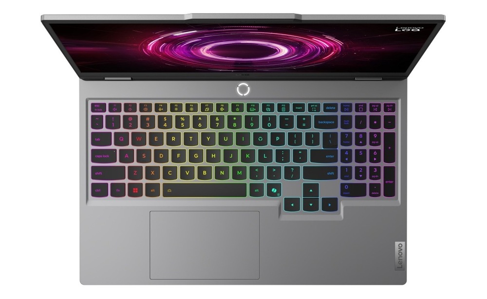Pohled shora na RGB klávesnici notebooku Lenovo LOQ 15AHP10
