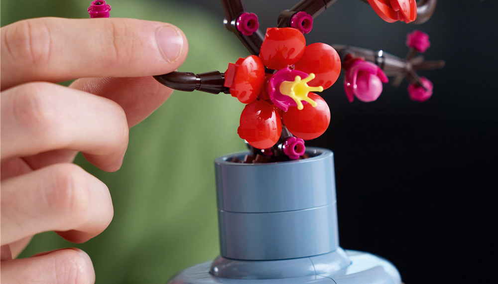 Stavebnice LEGO® Botanicals 10369 Meruňka japonská Stavění meruňky japonské nabízí dospělým příjemný odpočinek a aplikace LEGO Builder usnadní postup při sestavování.