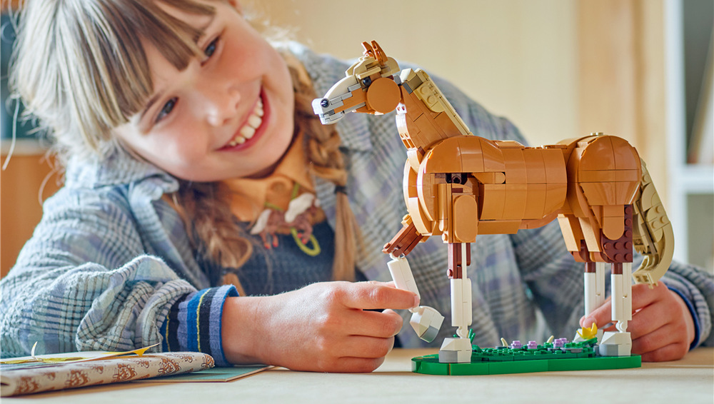 Stavebnice LEGO® Creator 3 v 1 31166 Krásný kůň Stejné kostky LEGO umožní koně přestavět na medvěda nebo srnce a pokaždé vytvořit jiný model.
