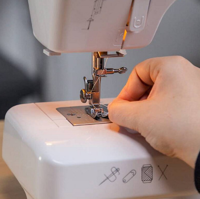 Šicí stroj Solac SW8240 coton 24.0 bílý Navlékání