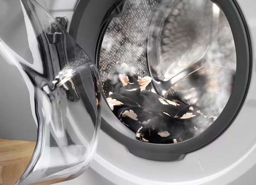 Pračka Electrolux Série 600 EWS6226CXC antracitová Květovaná košile v bubnu pračky, ze kterého stoupá pára