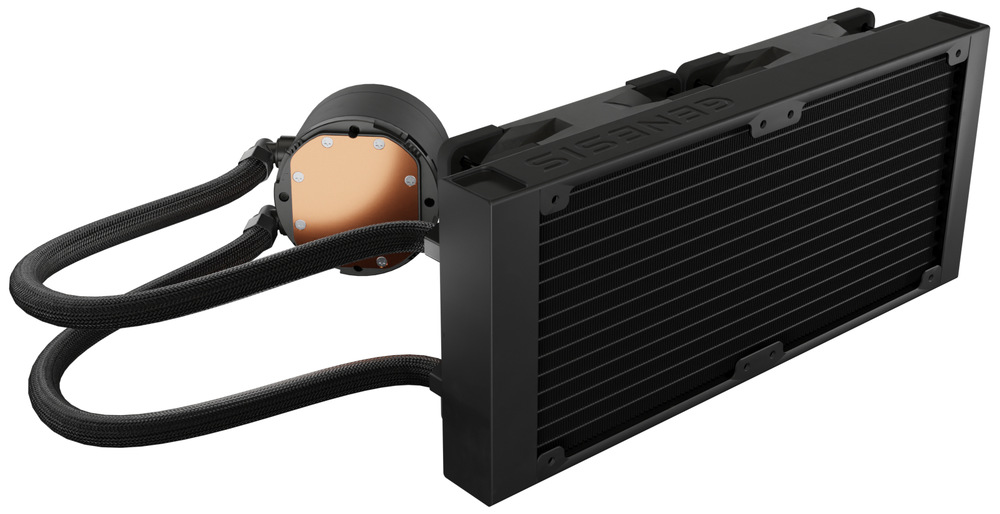 Vodní chladič Genesis HYDRIA 240 ARGB černý Na obrázku je černý vodní chladič Genesis Hydria 240 bez ventilátorů. Je vidět dlouhý radiátor s hustými lamelami, kulatá pumpa s měděnou dosedací plochou a dvě černé opletené hadice, které obě části propojují. Celek působí robustně, technicky a připraveně pro montáž do počítače.