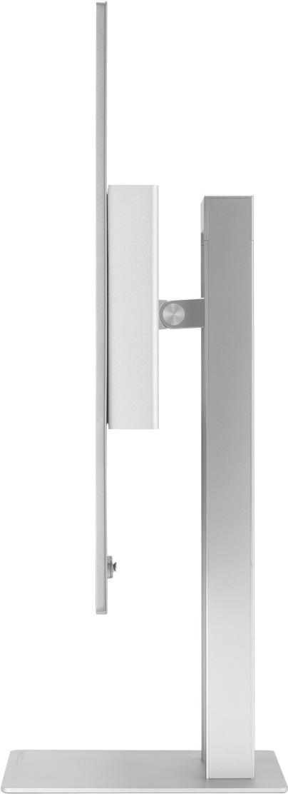 Na obrázku je monitor Asus ProArt OLED PA27UCDMR z bočního pohledu. Je vidět velmi tenký profil samotného displeje ve světle stříbrném provedení. Monitor je uchycený na stříbrném stojanu s plochou hranatou základnou a svislým sloupkem. Mezi monitorem a stojanem je krátké kovové rameno s kulovým kloubem, které umožňuje nastavení polohy obrazovky. Snímek zdůrazňuje štíhlé tělo monitoru a čistý profesionální design.
