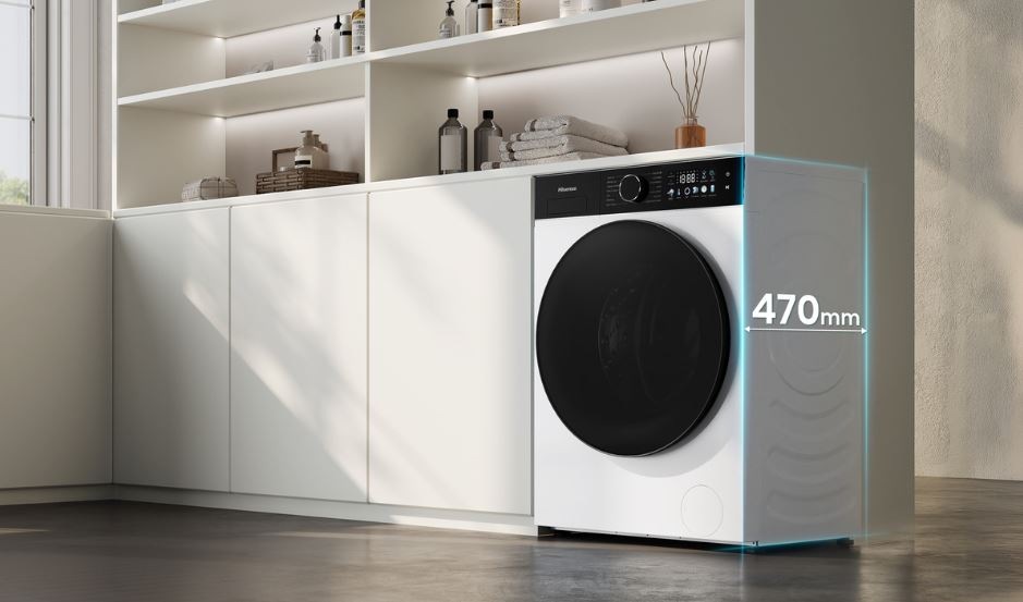 znazornění pračky Hisense WF3I8043BWF s hloubkou 47 cm, která skvěle padne i do mensich prostor. Pračka je umístěna v bílé skříniove stěne. Nad na jsou police s lahvičkami.