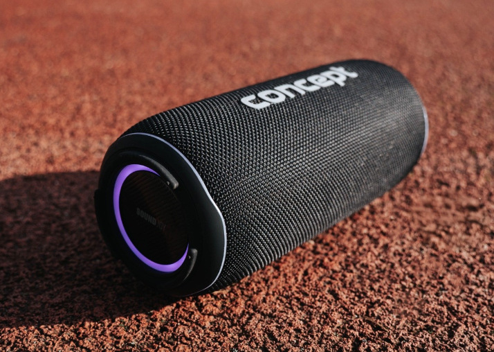 Reproduktor Concept SoundJoy BR5530 s rozsvíceným LED prstencem položený na sportovním povrchu