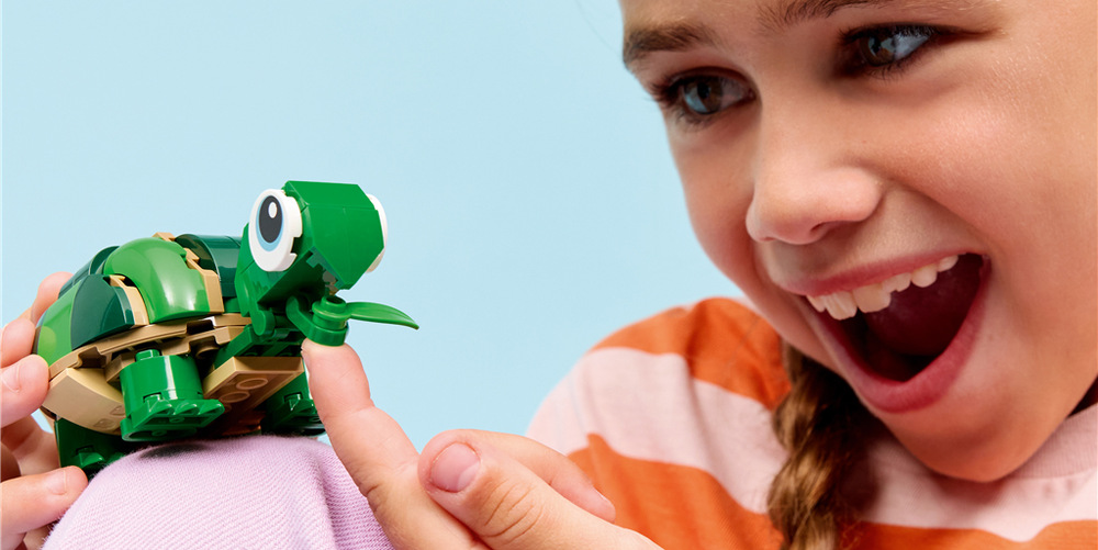 Stavebnice LEGO® Creator 3 v 1 31377 Želva s leknínem Hotová želva s leknínem poslouží jako dekorace a stavebnice zároveň nabídne zábavu při stavění i přestavování.