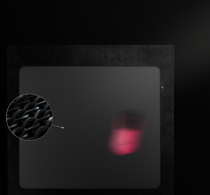 Detail povrchu podložky Logitech PRO X Control se zvýrazněnou strukturou tkaniny
