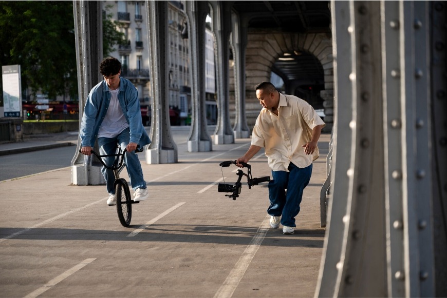 Muž natáčí cyklistu v pohybu pomocí fotoaparátu s objektivem NIKKOR Z 24–70 mm f/2.8 S II