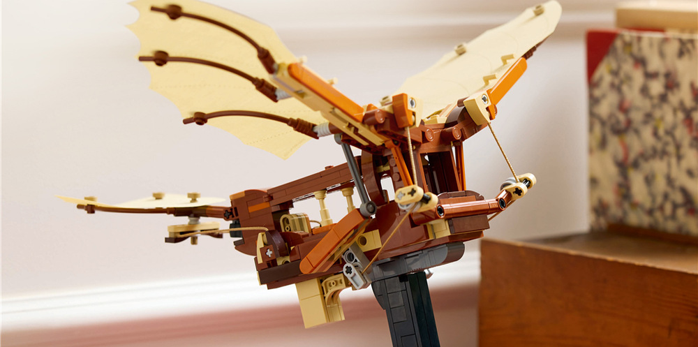 Stavebnice LEGO® Icons 10363 Létající stroj Leonarda da Vinciho Soustava provázků, pantů a kladek rozhýbává křídla a názorně ukazuje princip fungování mechanismu.