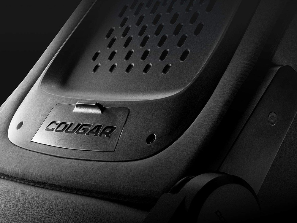 Herní židle Cougar NXSYS Aero černá/oranžová Ukázka RGB ventilátoru se slotem pro powerbanku u herní židle Cougar NXSYS Aero