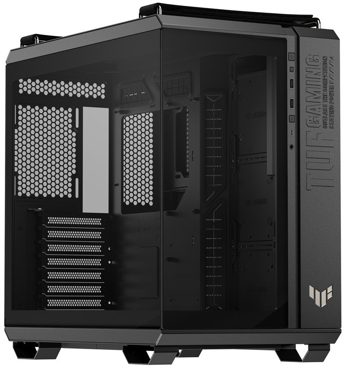 Case Asus TUF GAMING GT502 HORIZON černá Skříň je vyfocená zepředu šikmo přes levý přední roh, takže vynikne panoramatické provedení s tvrzeným sklem na čele i boku. Na pravé hraně je široký rám s reliéfním nápisem TUF GAMING a svisle řazenými tlačítky/porty, nahoře jsou vidět robustní madla a celé šasi stojí na výrazných, hranatých nožkách.