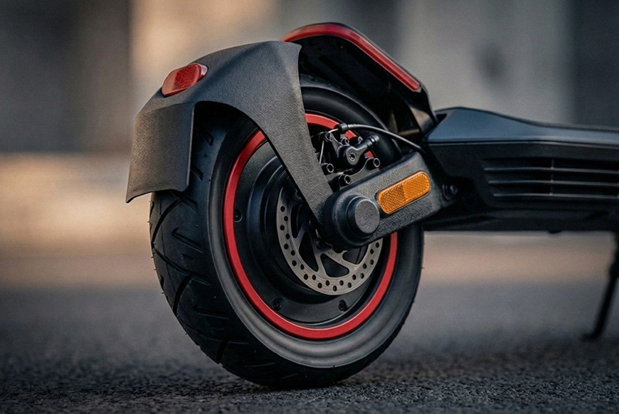 Elektrická koloběžka Sencor SCOOTER S80 černá Detail zadního kola elektrické koloběžky Sencor SCOOTER S80 s kotoučovou brzdou. Robustní konstrukce a účinný brzdový systém přispívají k bezpečné a stabilní jízdě.