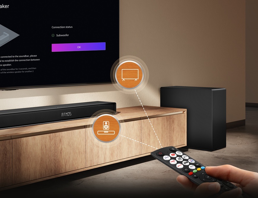 Soundbar Hisense AX3120Q černý Soundbar Hisense AX3120Q a bezdrátový subwoofer v moderním obývacím pokoji, ovládané dálkovým ovladačem přes televizi Hisense.