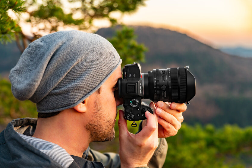 Fotograf používající objektiv Tamron 12–20 mm F/2.8 nasazený na fotoaparátu Sony