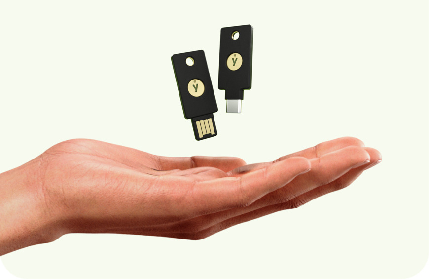 Bezpečnostní token Yubico YubiKey 5 NFC černý Kompaktní bezpečnostní klíče Yubico pro srovnání velikosti nad dlaní